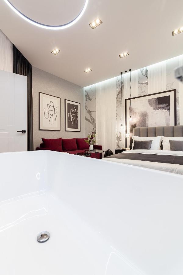 Lovely Apartment On Drahomanova Street Lviv Exteriör bild